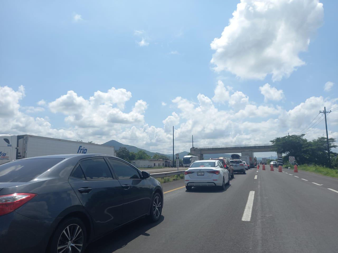 $!Provoca filtro de seguridad largas filas de autos en carretera en Escuinapa