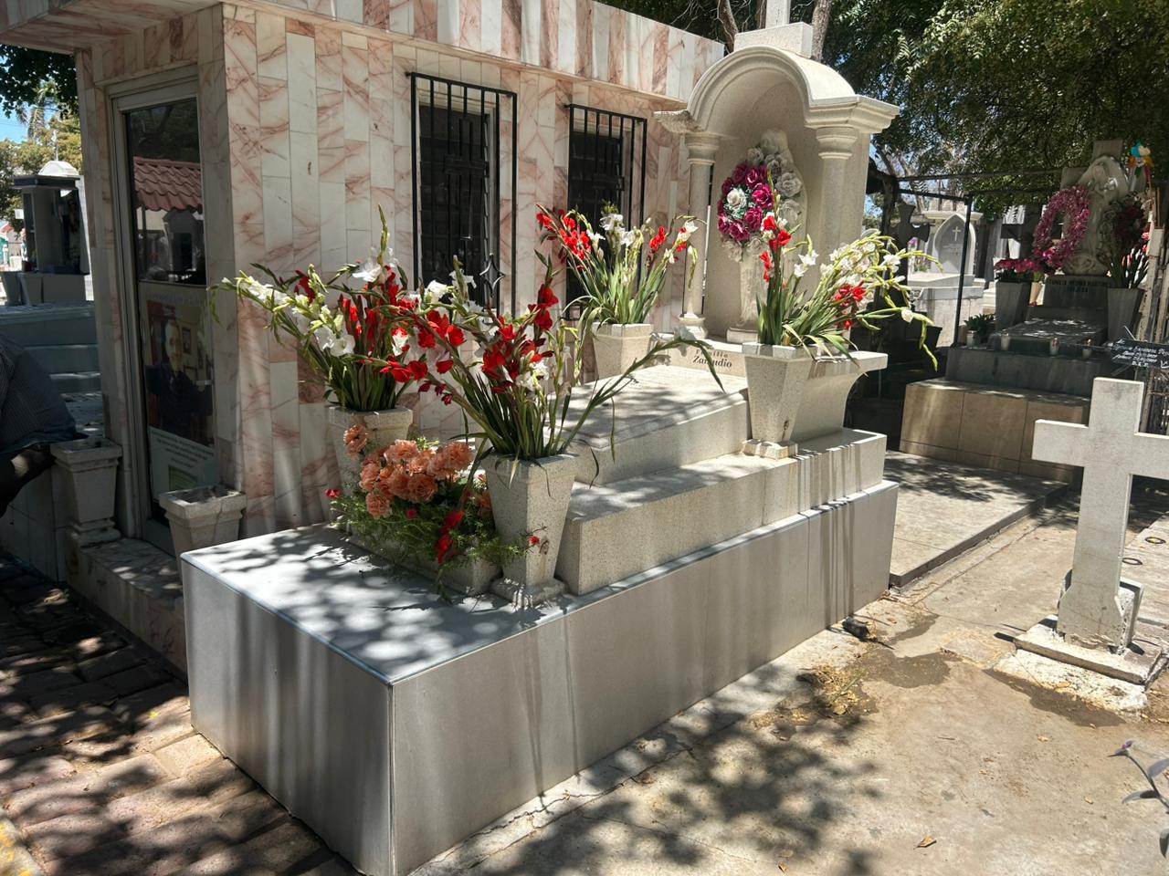 $!Entre flores y recuerdos culiacanenses celebran el 10 de mayo en los panteones
