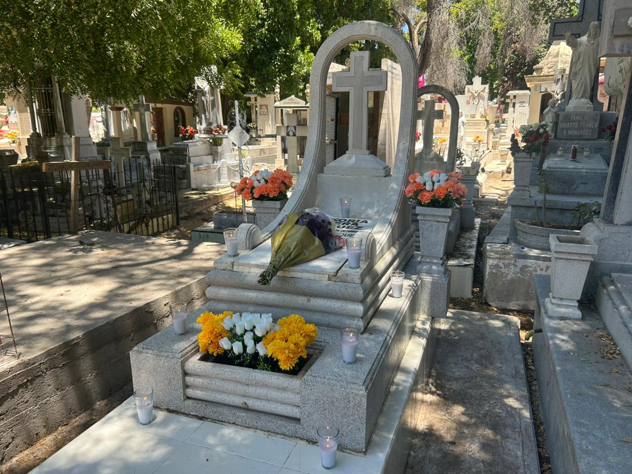 $!Entre flores y recuerdos culiacanenses celebran el 10 de mayo en los panteones