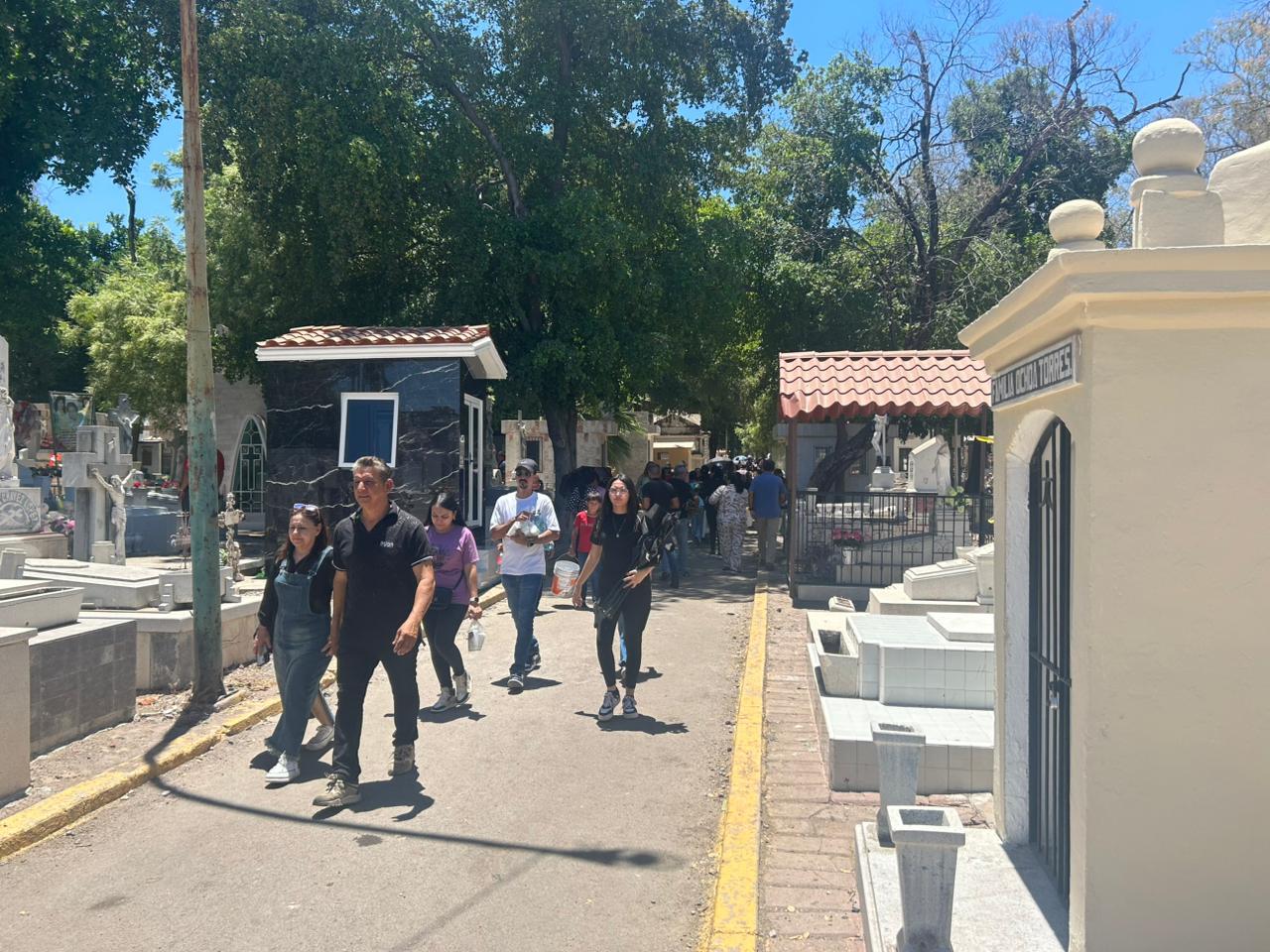 $!Entre flores y recuerdos culiacanenses celebran el 10 de mayo en los panteones