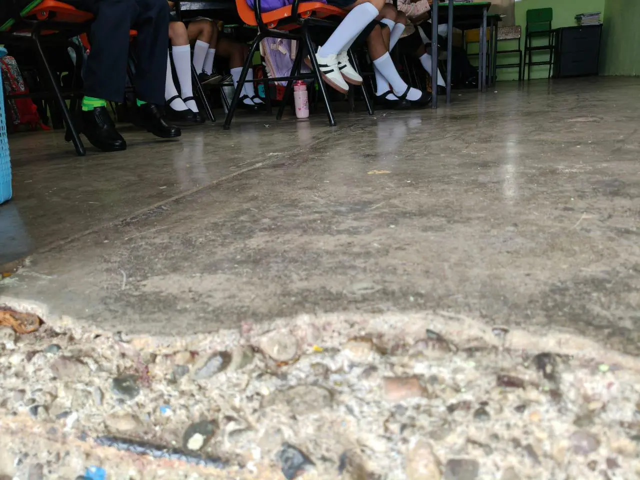 $!En primaria Niños Héroes de El Rosario esperan apoyos para atender ventanales y pisos