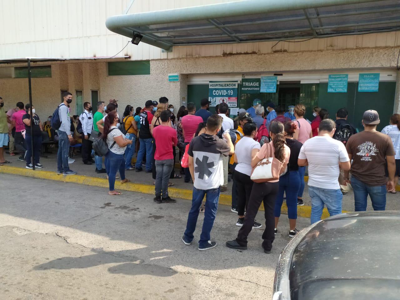 $!Llanto, personas tiradas en el suelo y bajo el sol, el drama que se vive a las afueras del IMSS Mazatlán