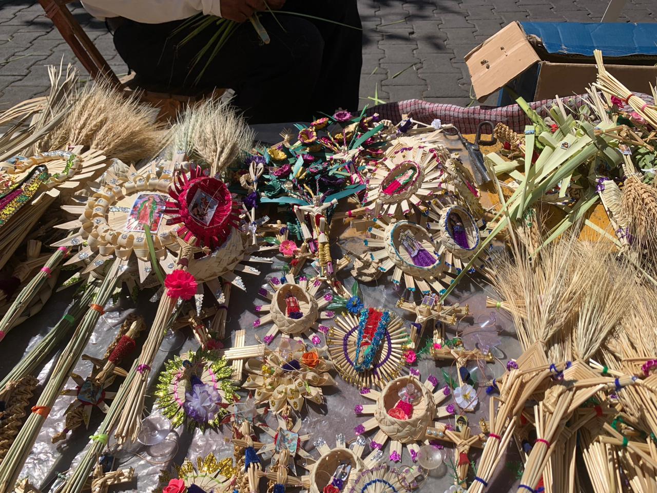 $!Don José comparte sus 50 años de experiencia de tejer la palma