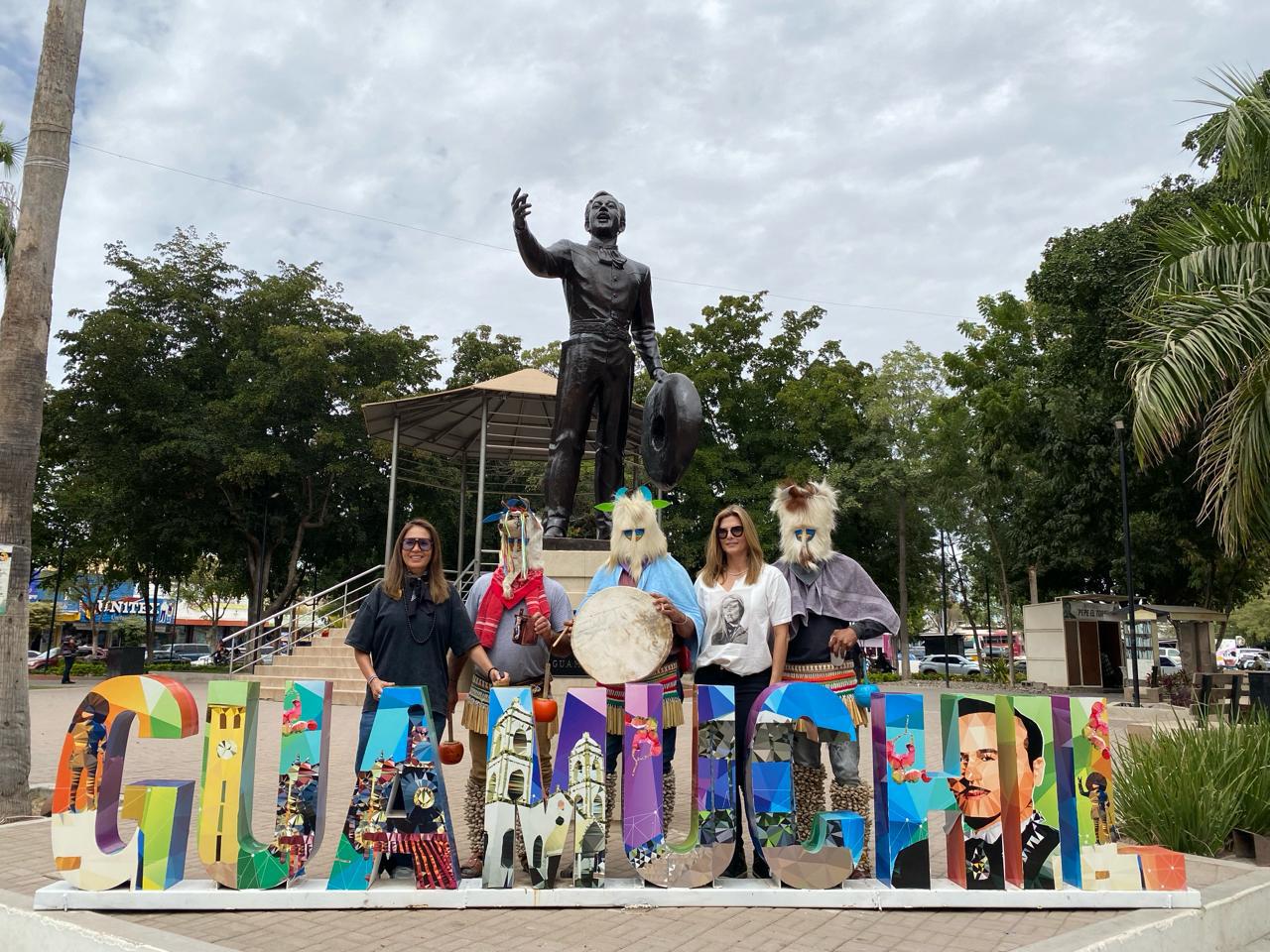 $!Ambas celebridades visitaron también el municipio de Guamúchil.