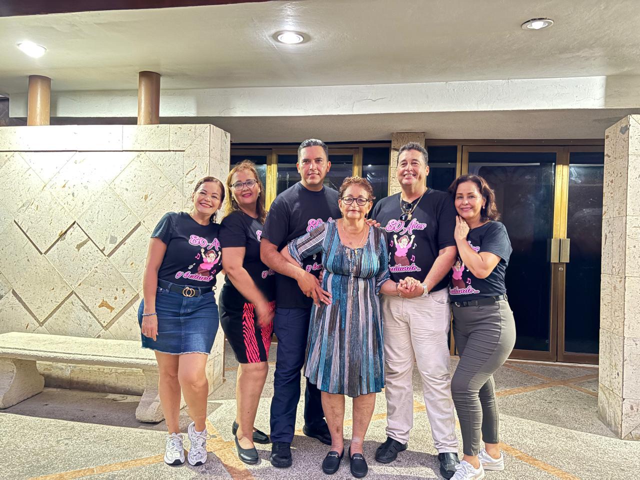 $!Consuelo entre sus hijos, Connie, Martina, Javier, Jesús y Luz María Velarde Juárez.