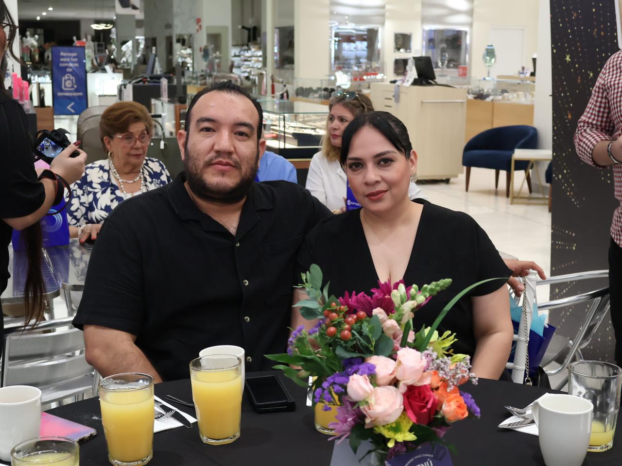 $!Víctor Rosas y Letty Machado.