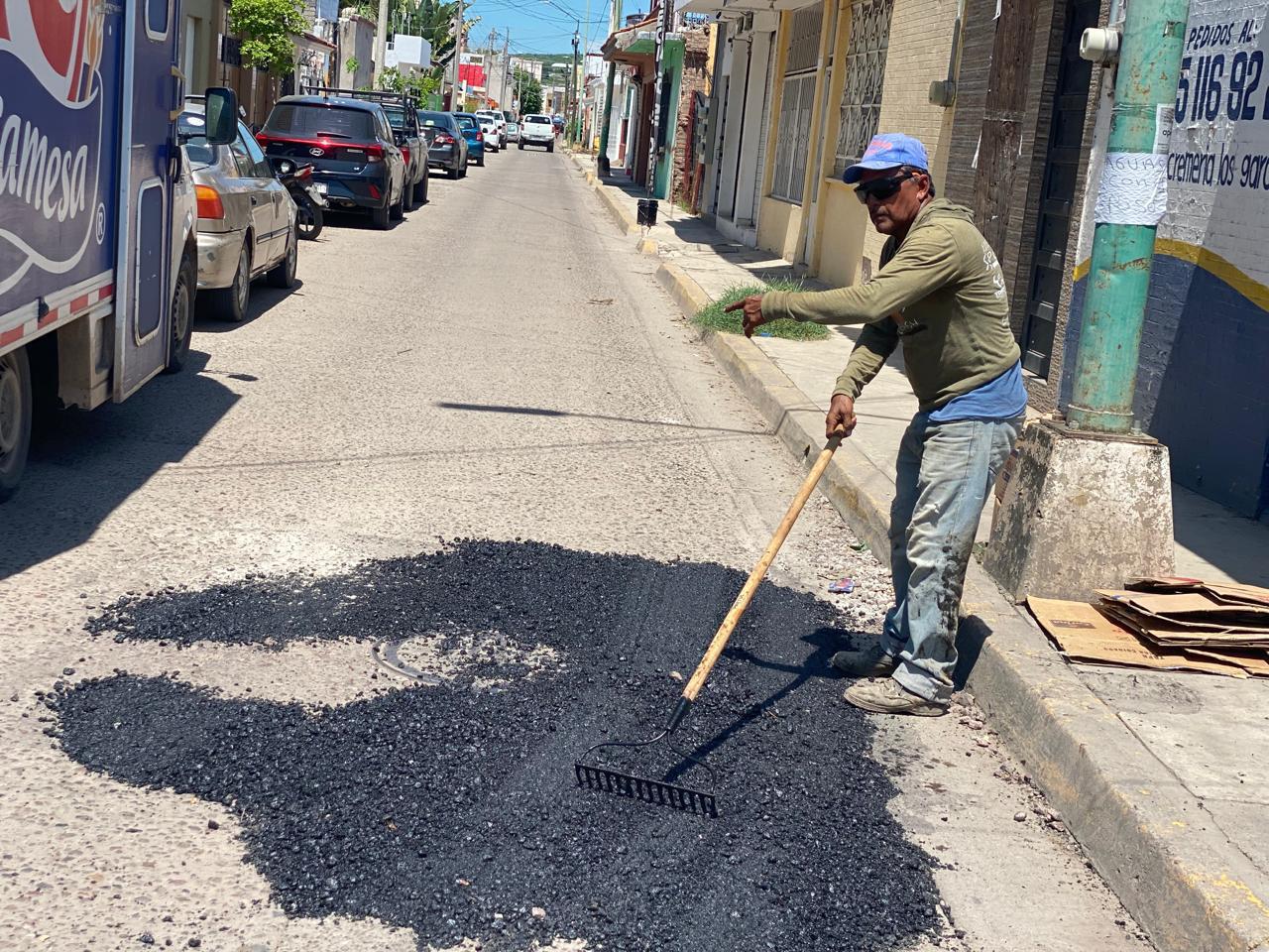 $!Reinician trabajos de bacheo en la calle Francisco Pérez, en Escuinapa