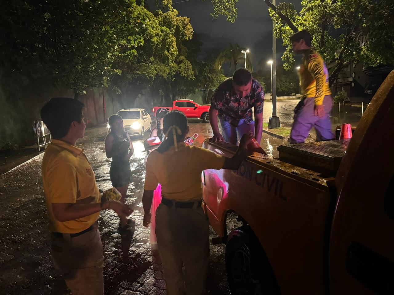 $!En Mazatlán, dejan inundaciones viales vehículos varados y familias trasladadas a sus hogares u hoteles