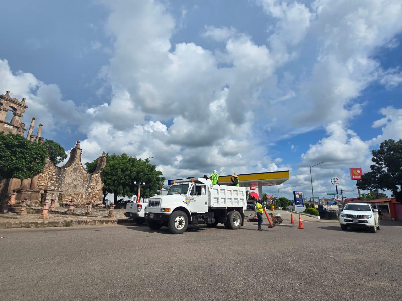 $!Obras Públicas atiende puntos críticos de baches en la ciudad y carretera de Rosario