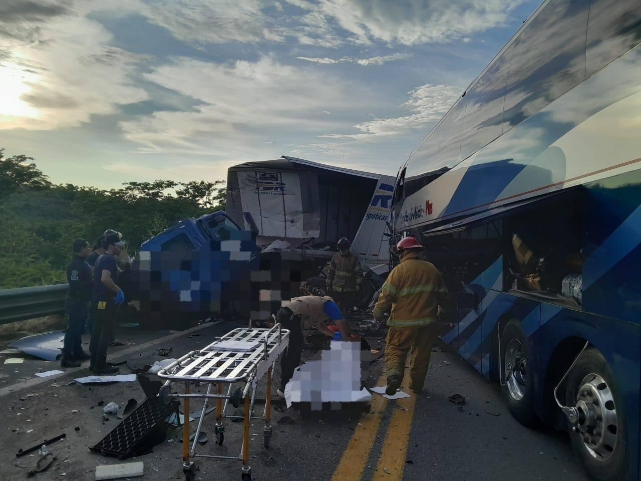 $!Chocan de frente autobús y tráiler; hay dos muertos y 14 lesionados; sinaloenses venían a bordo
