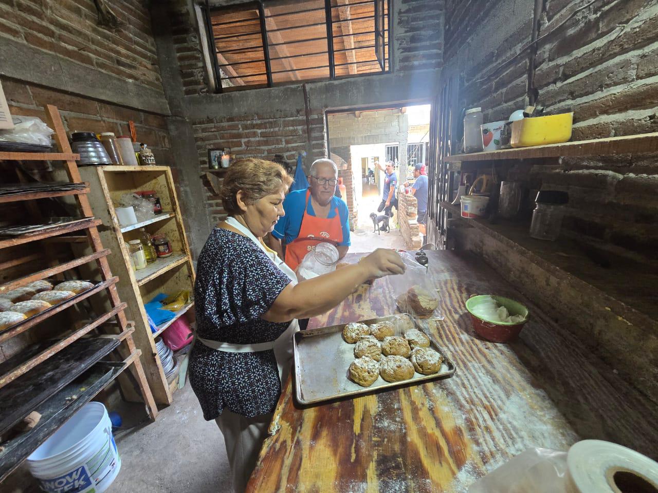 $!Enrique y Mayte mantienen viva producción de pan artesanal en el barrio de la Donato Guerra, en Rosario