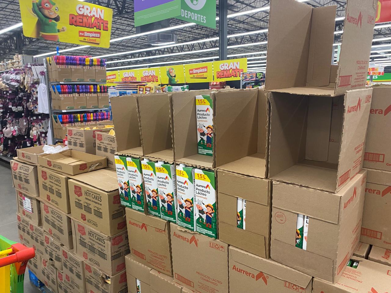 $!Familias en Mazatlán se alistan comprando víveres ante la cercanía del huracán Simon