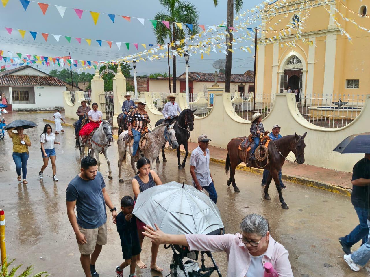 $!Ni la lluvia ‘apagó’ su fe; celebran a la Virgen de Loreto en Cacalotán, en Rosario
