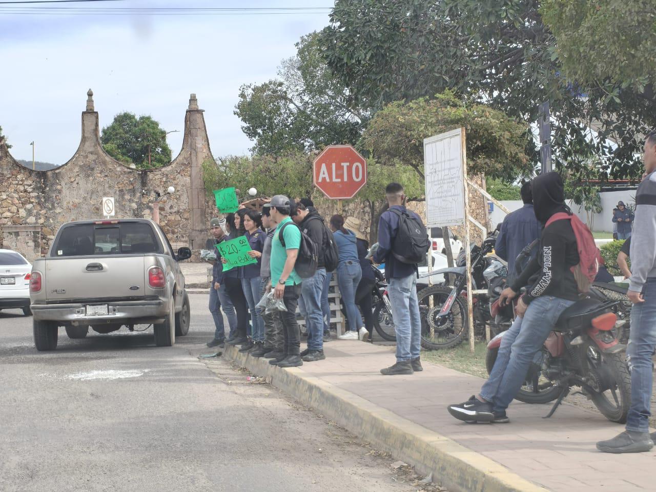 $!Estudiantes de Agronomía de la UAS ofertan el fruto de lo aprendido en las aulas en Rosario