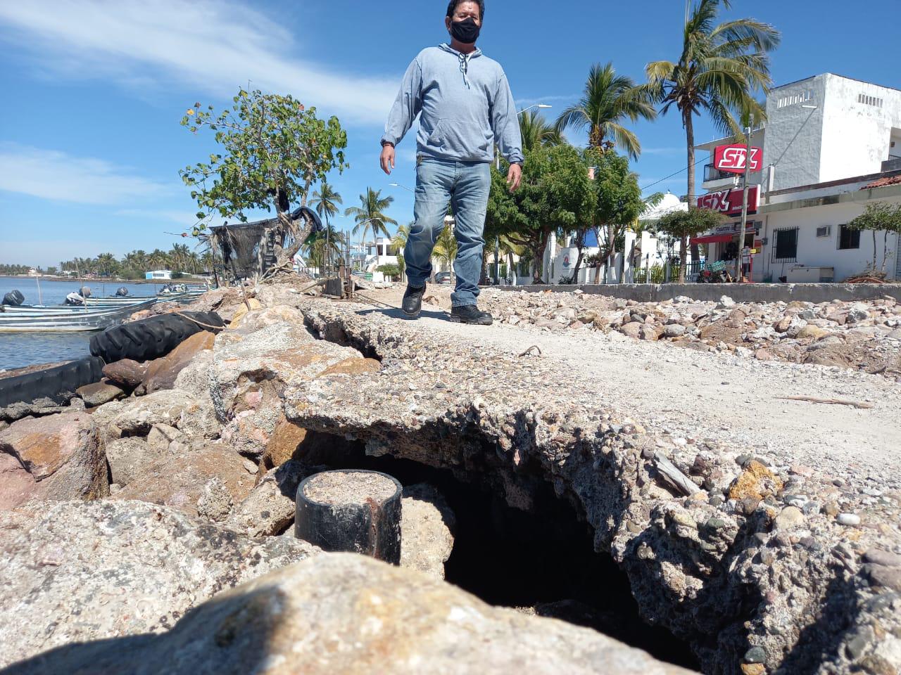 $!El oleaje podría destruir de nuevo el malecón, alertan habitantes del puerto