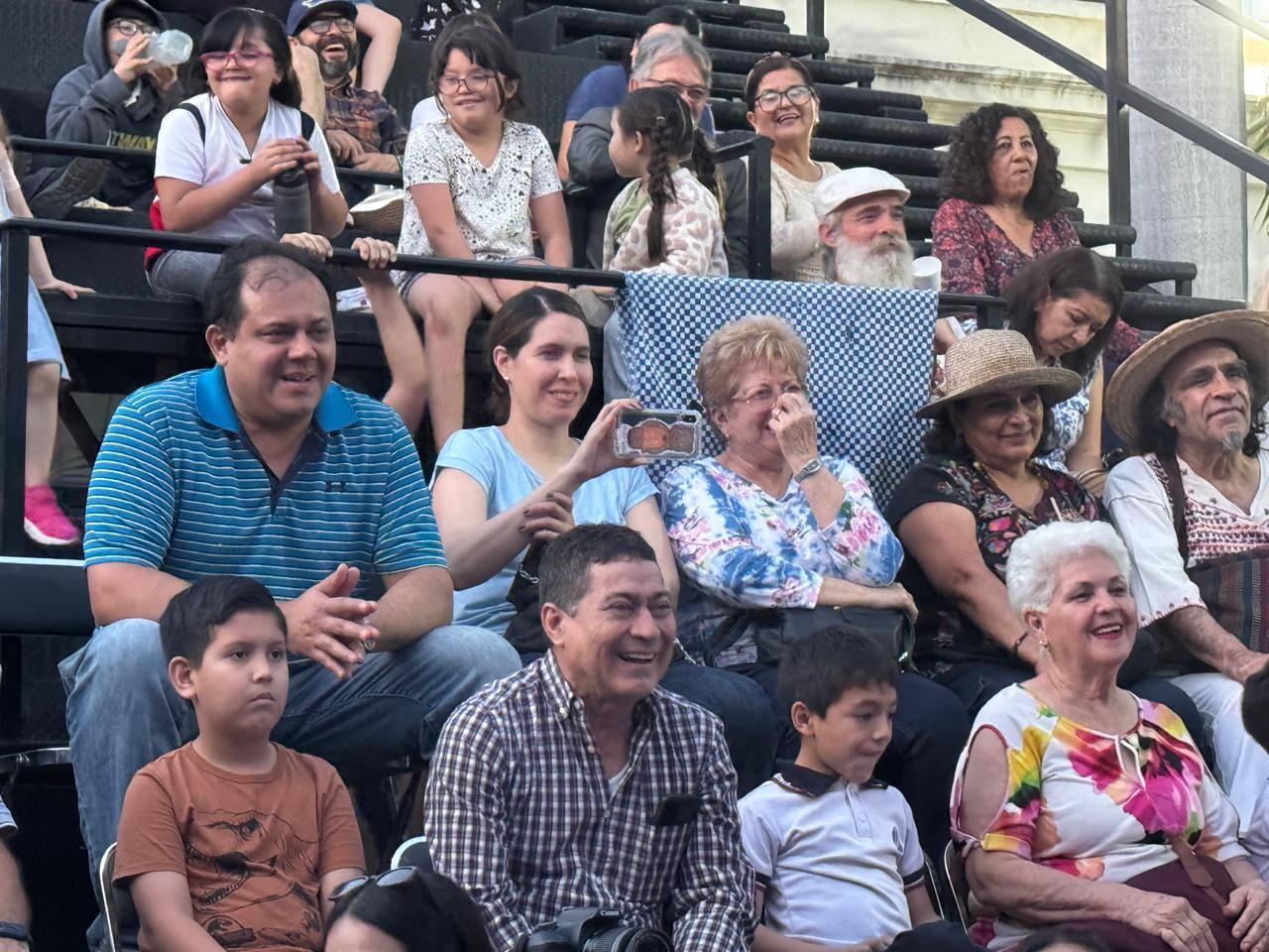 $!El público disfruta de cada espectáculo titiritero, aquí con “El Casamiento de Tião Sin Suerte y Chiquinha Mucho Gusto”.