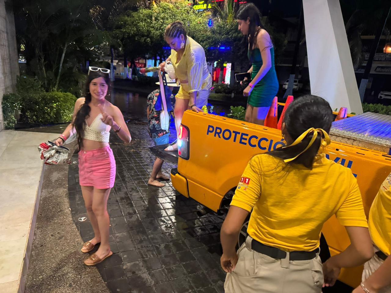 $!En Mazatlán, dejan inundaciones viales vehículos varados y familias trasladadas a sus hogares u hoteles