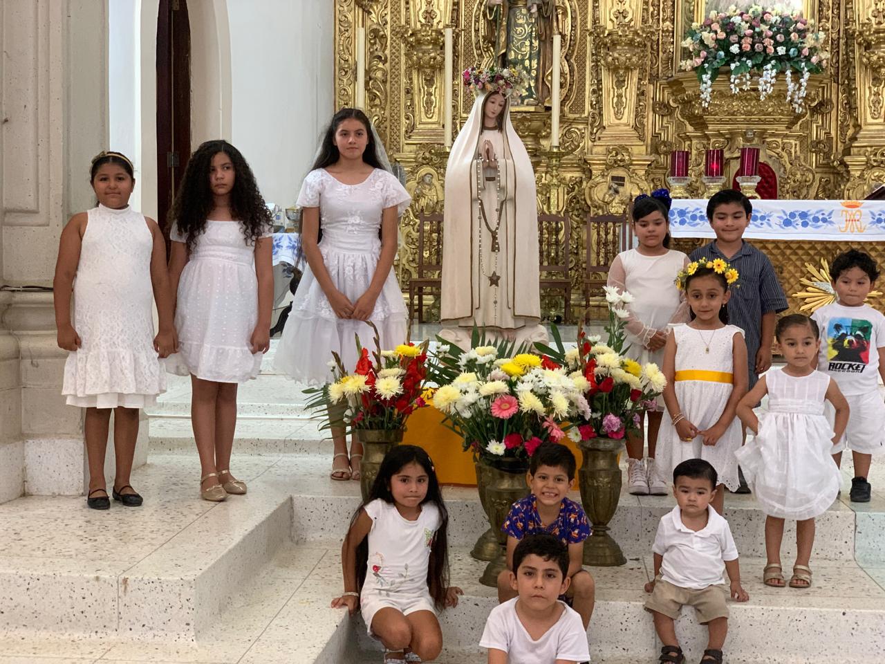 $!Coronan imagen de la Virgen María para cerrar mes de ofrecimiento de flores