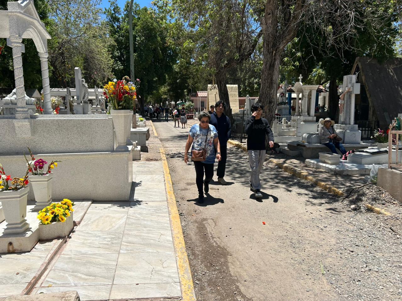 $!Entre flores y recuerdos culiacanenses celebran el 10 de mayo en los panteones