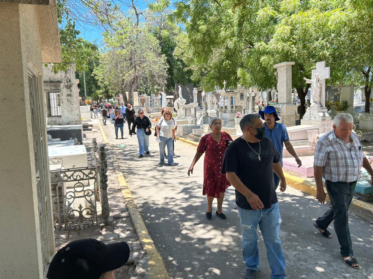 $!Entre flores y recuerdos culiacanenses celebran el 10 de mayo en los panteones
