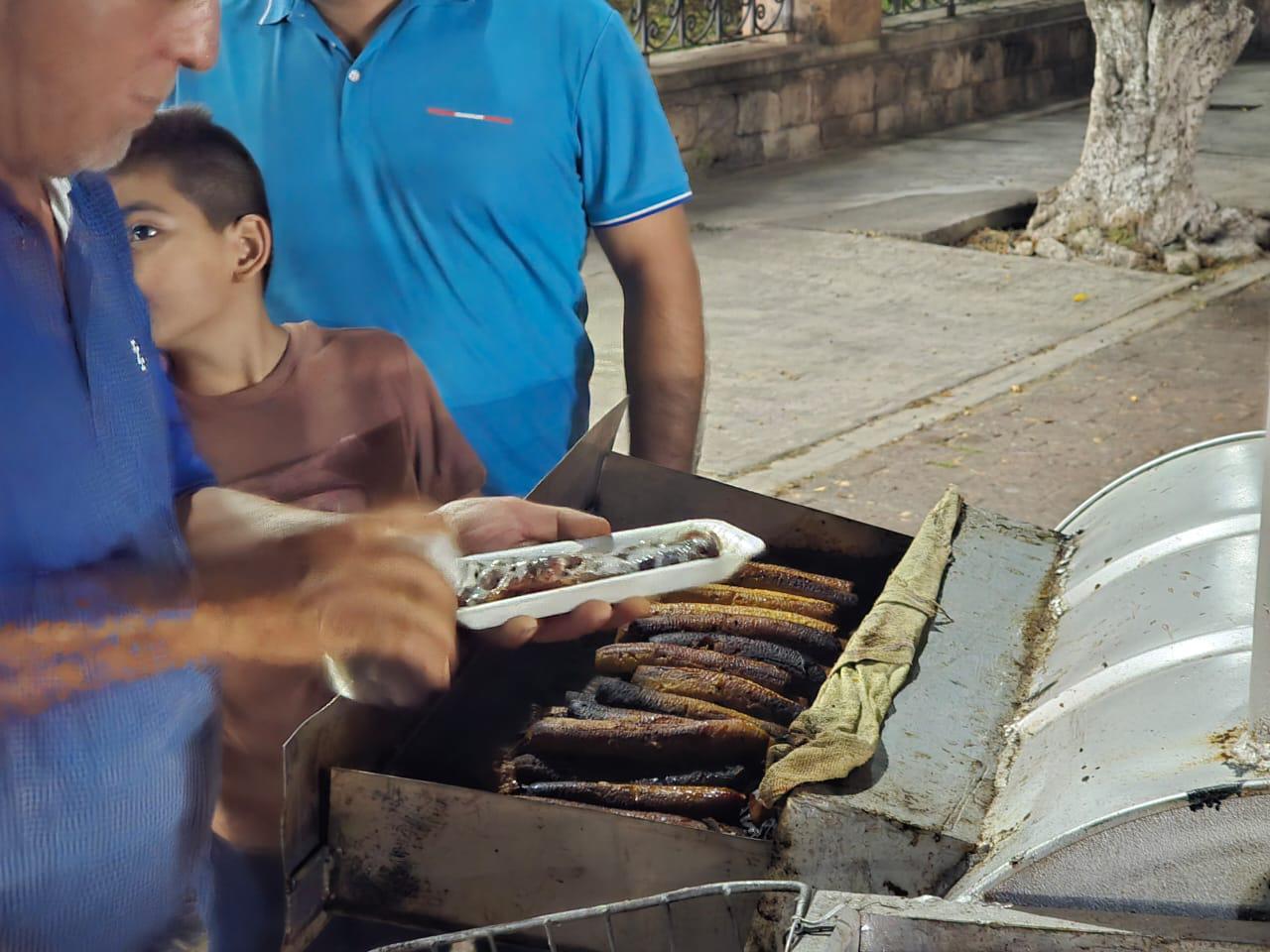 $!Tradición con sabor: José Luis Martínez, tres décadas de plátano enmielado en Rosario