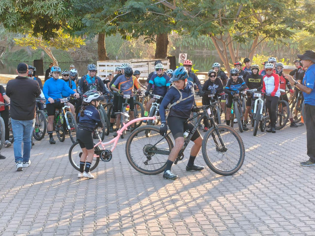 $!Miguel contagia a su familia su pasión por pedalear y recorrer en bicicleta distintos destinos