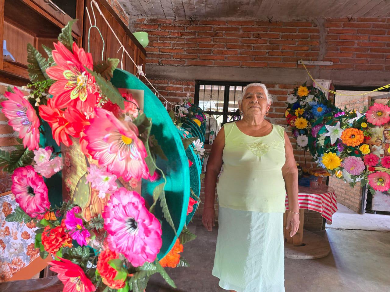 $!A pesar del dolor, no suelta la tradición: Carmen Bibriesca, más de 20 años elaborando coronas en Cacalotán