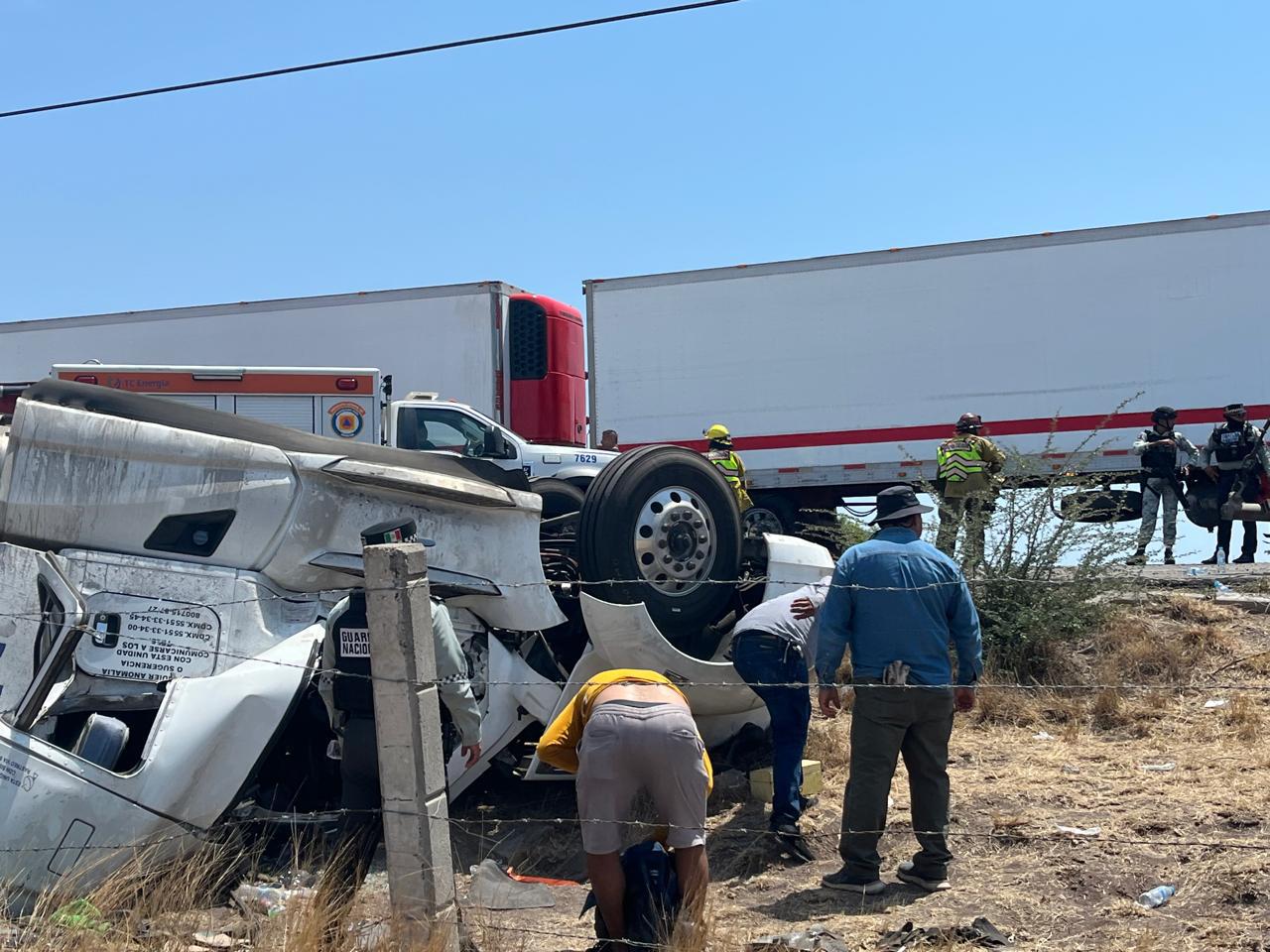 $!Volcadura de tráiler deja un hombre prensado y lesionado por la Maxipista Culiacán-Mazatlán