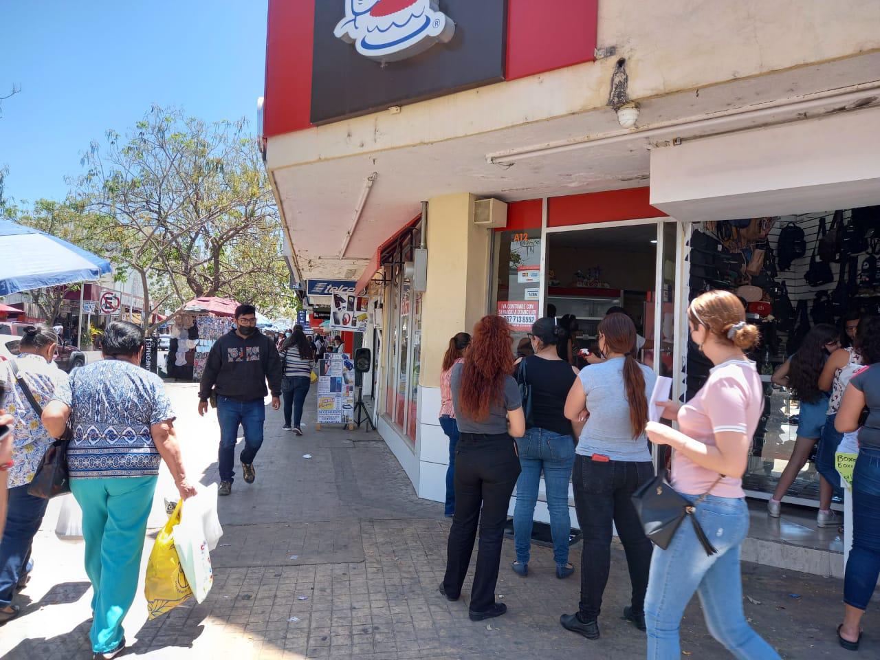 $!Largas filas en pastelerías de Culiacán, por el Día del Niño