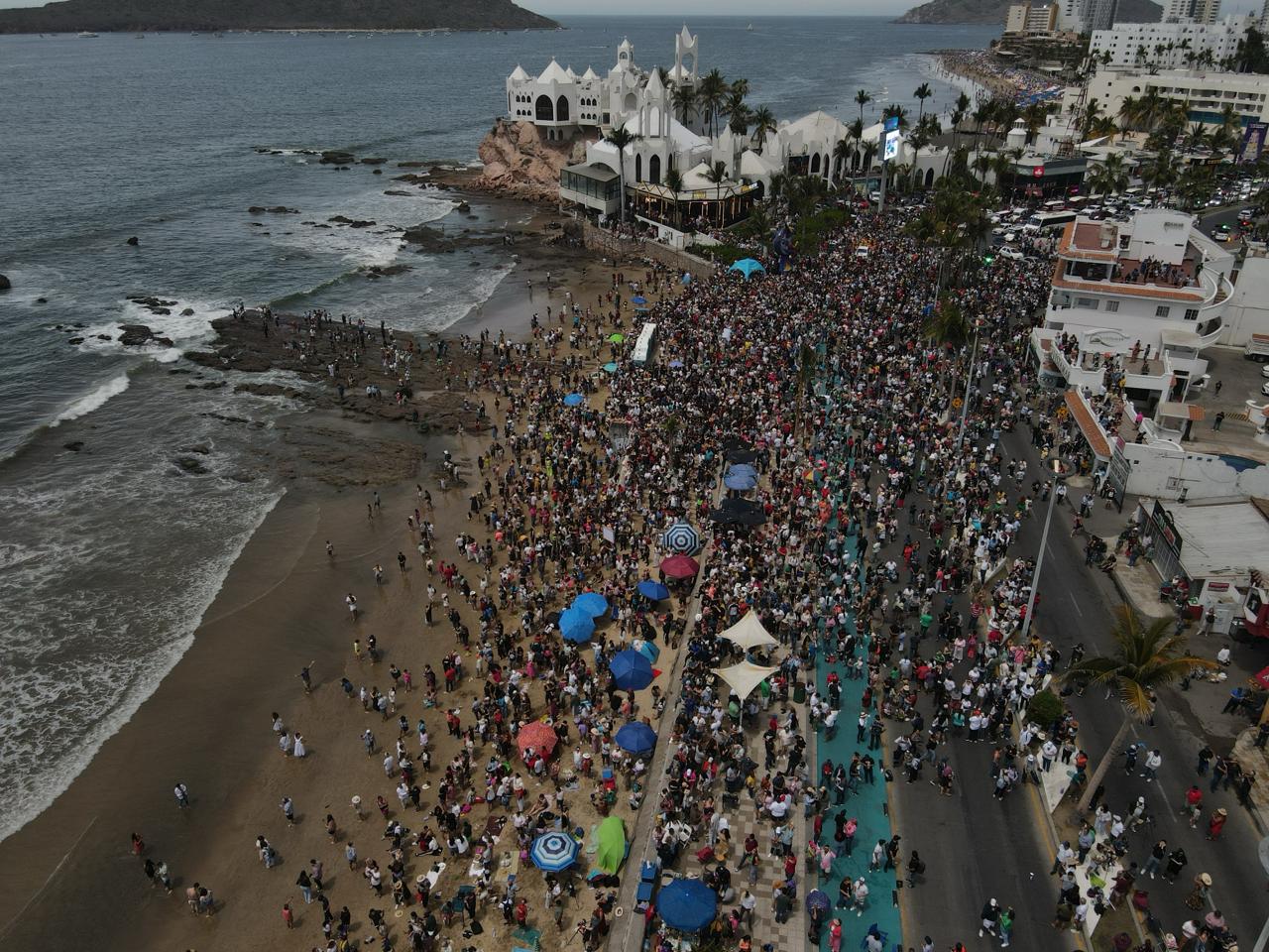 $!Se despiden del eclipse con música y alegría en las letras de Mazatlán, en el malecón