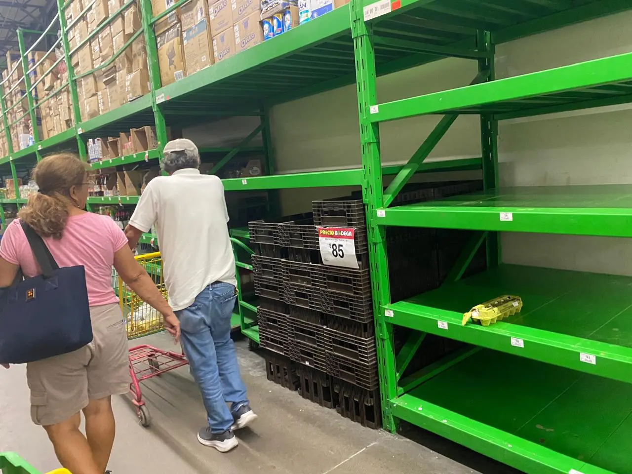$!Familias en Mazatlán se alistan comprando víveres ante la cercanía del huracán Simon