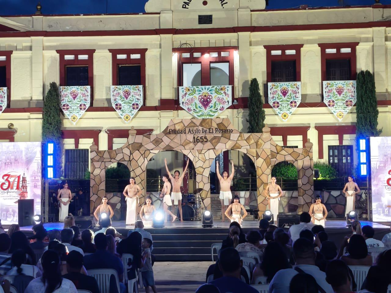 $!Con un espectáculo musical, homenajes y pirotecnia celebraron el 371 Aniversario de la fundación de El Rosario