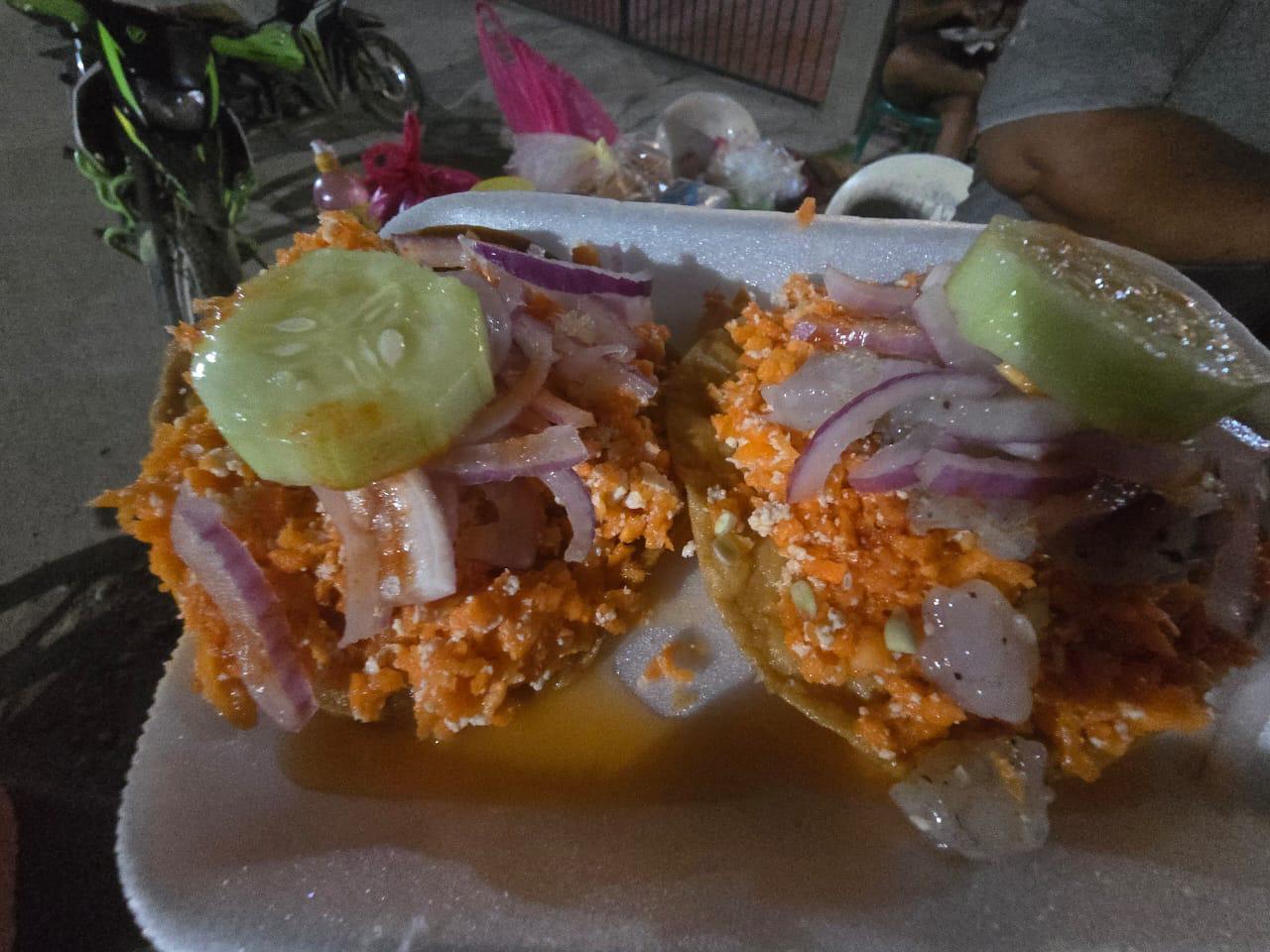 $!‘Yeya’ sostiene a su familia ofreciendo tostadas con ceviche, en Agua Verde, Rosario
