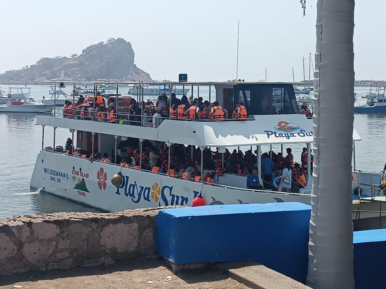 $!En Viernes Santo, miles de turistas disfrutan por la mañana del Faro de Mazatlán