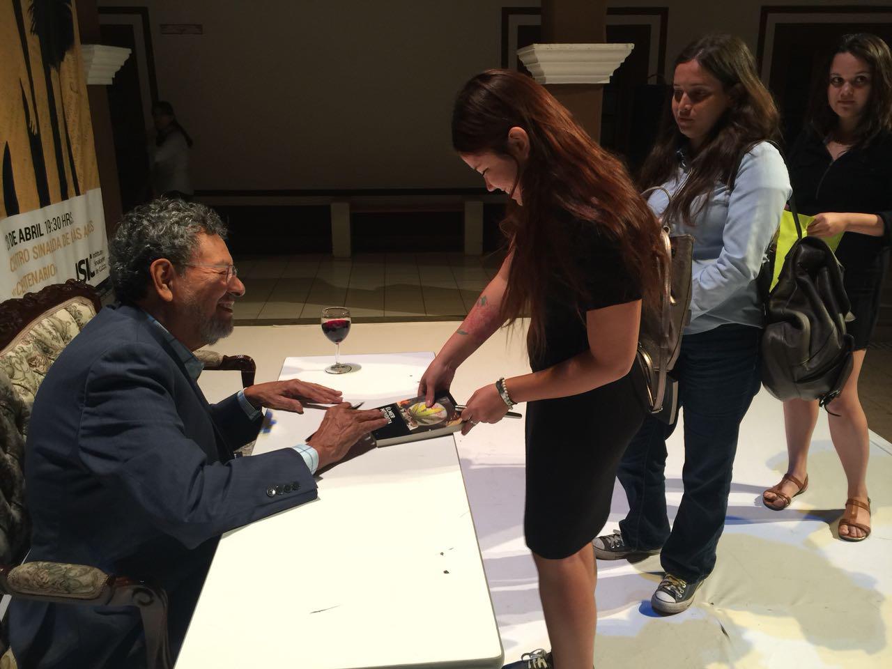 $!En cada presentación, el autor dedica tiempo a sus lectores para firmarles libros.