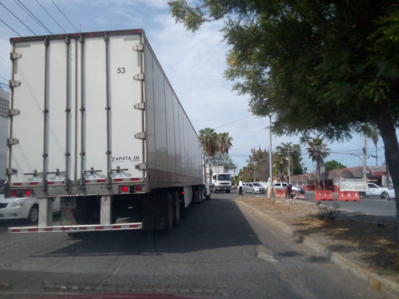 $!En la Gabriel Leyva, en Mazatlán, dejan un solo carril para transitar hacia el Centro