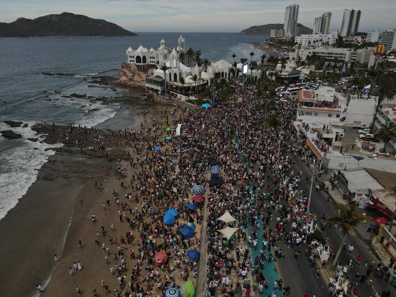 $!Se despiden del eclipse con música y alegría en las letras de Mazatlán, en el malecón
