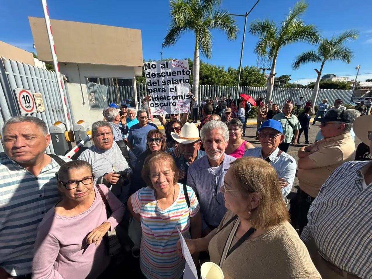 $!Jubilados de la UAS se manifiestan en el Congreso de Sinaloa
