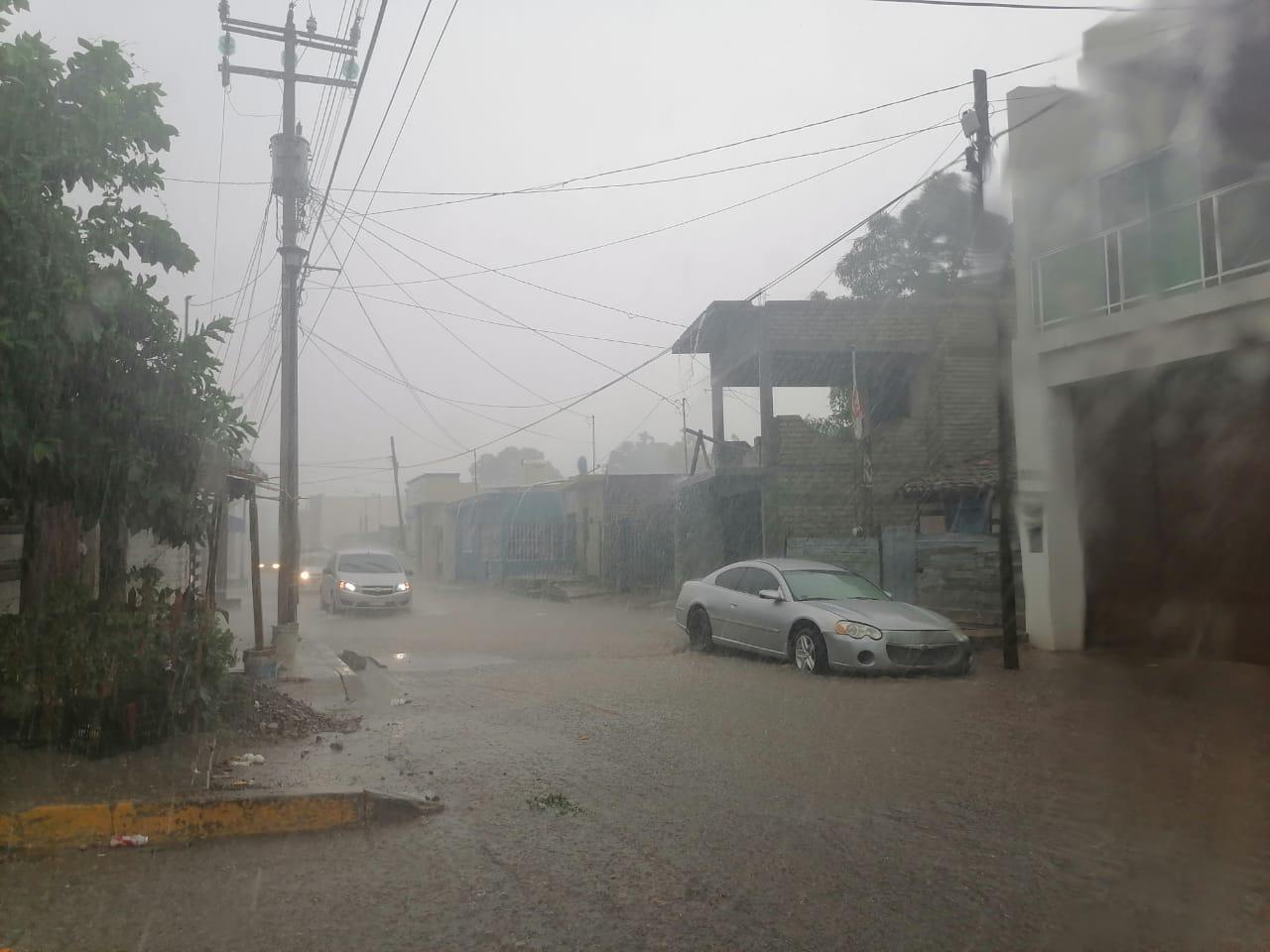 $!En Rosario, la lluvia nocturna provoca ‘apagones’ prolongados