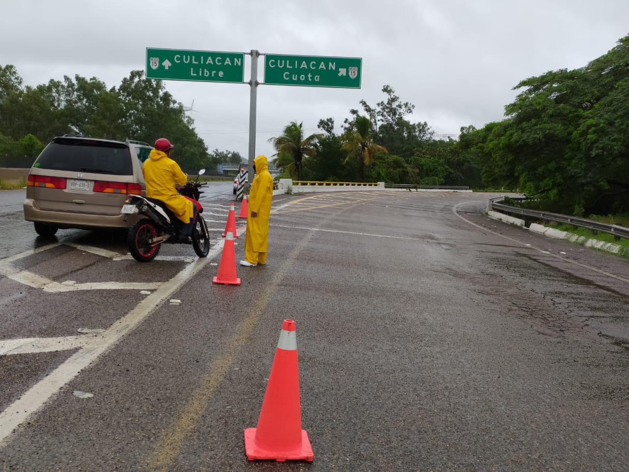 $!Sin paso de Culiacán a Mazatlán por la autopista; van más de 12 horas cerradas las vialidades