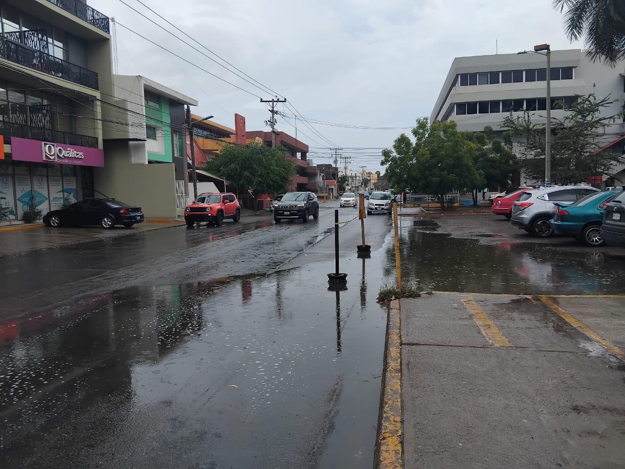 $!Amanece Mazatlán con lluvias y encharcamientos