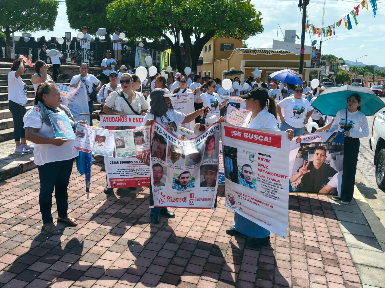 $!‘Quiero abrazarlo, no escarbar’: Marchan en Rosario por sus desaparecidos