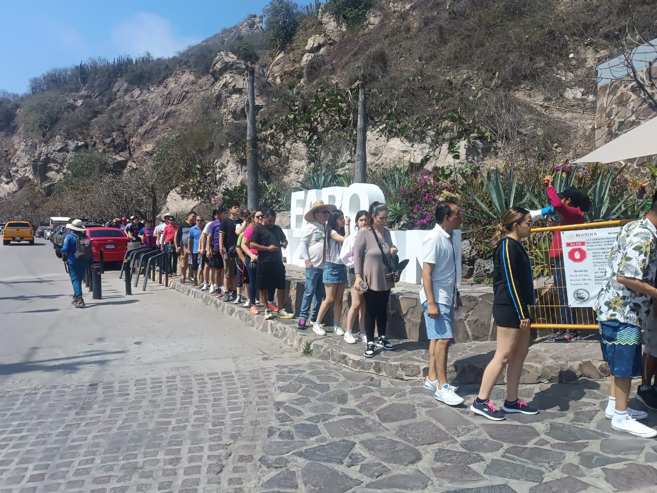 $!En Viernes Santo, miles de turistas disfrutan por la mañana del Faro de Mazatlán
