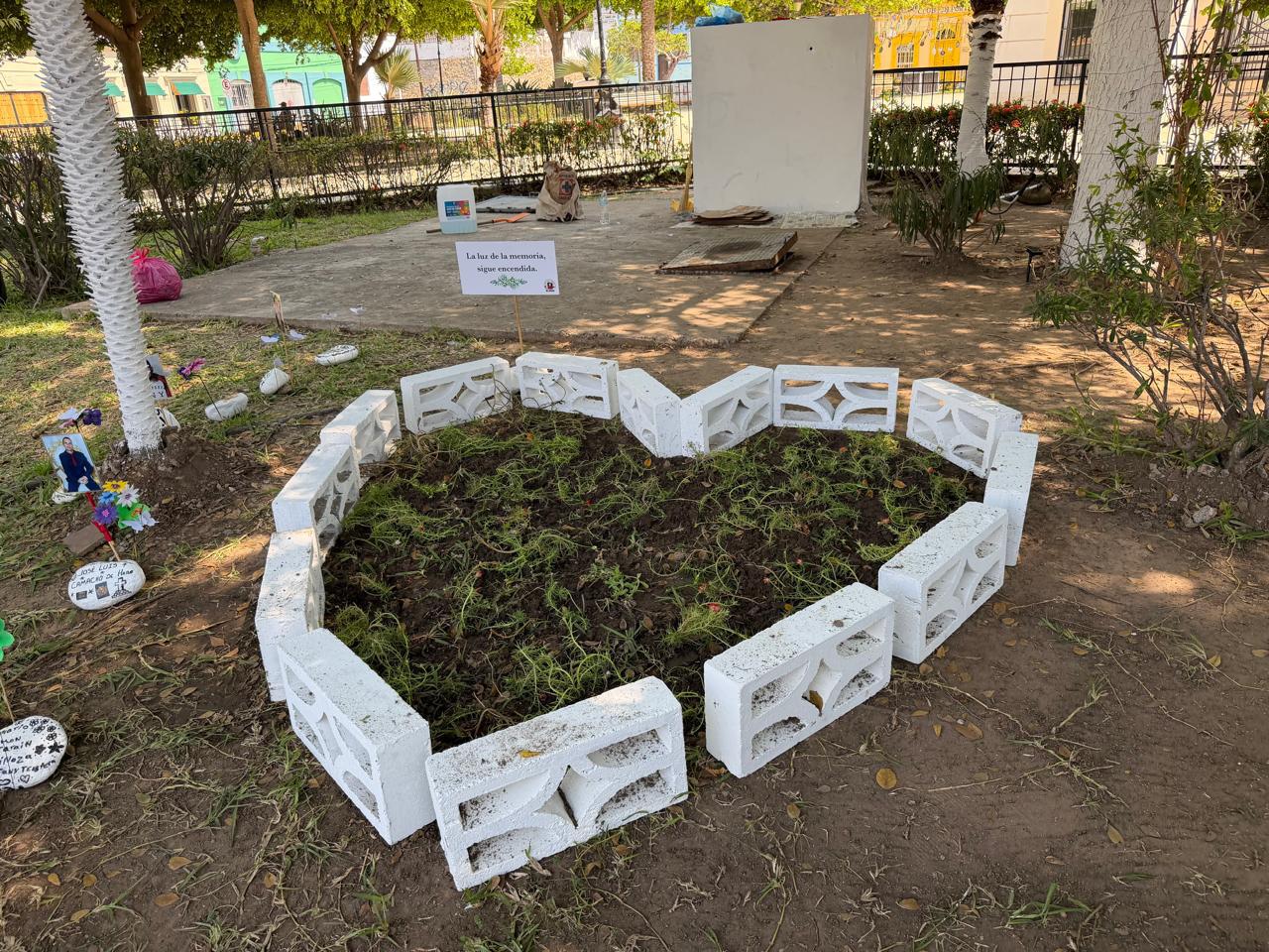 $!Sin respaldo municipal instala colectivo espacio de memoria por desaparecidos en la Plazuela Zaragoza, en Mazatlán