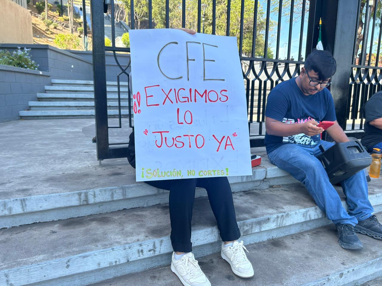 $!Marchan en Culiacán contra altos cobros de la CFE; ciudadanos exigen tarifas justas