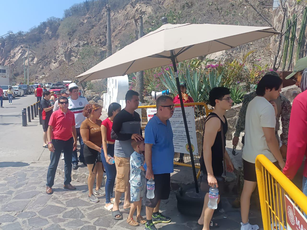 $!En Viernes Santo, miles de turistas disfrutan por la mañana del Faro de Mazatlán