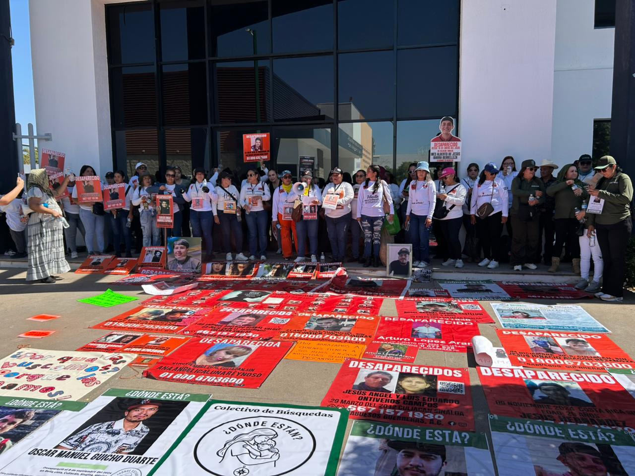 $!Marchan madres buscadoras a Fiscalía de Sinaloa previo al Día de las Madres