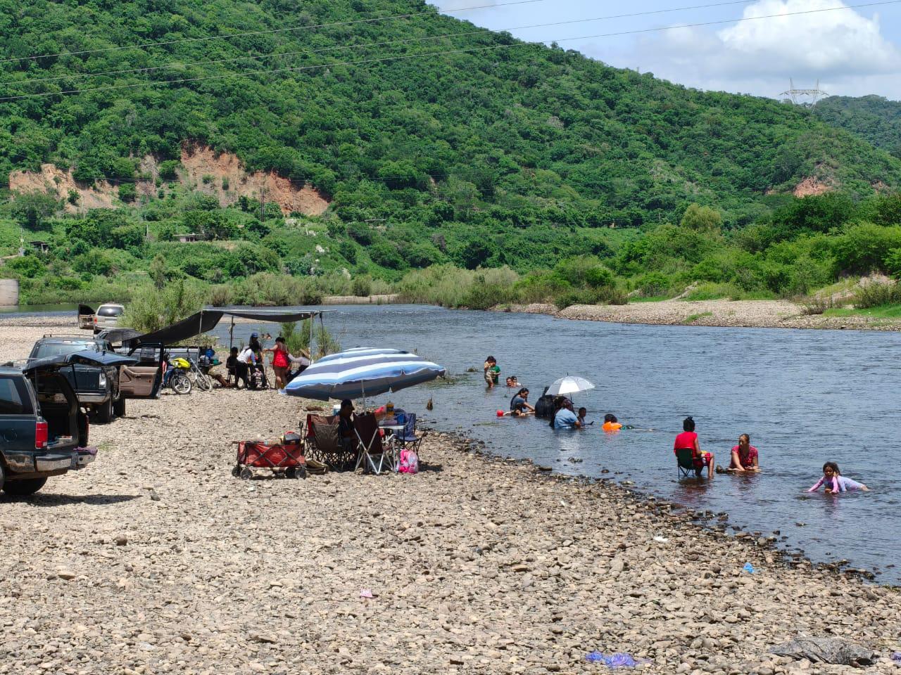 $!Apagón lleva al río Baluarte a familias de Rosario y Escuinapa para mitigar el calor