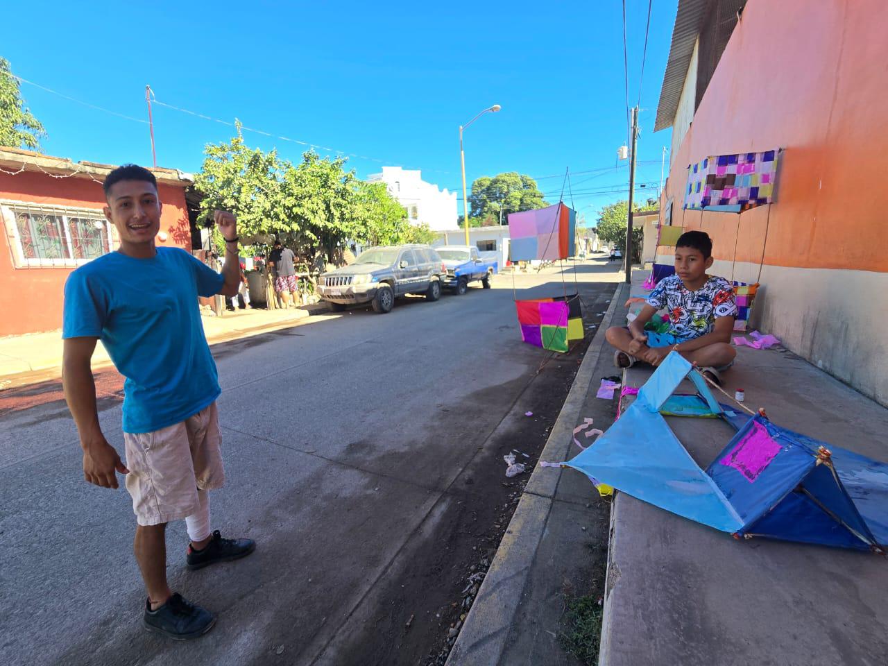 $!Guadalupe, Jesús, Rodrigo y Wilson vuelan su ilusión creando papalotes en Rosario