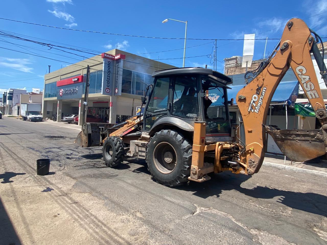 $!Reinician trabajos de bacheo en la calle Francisco Pérez, en Escuinapa